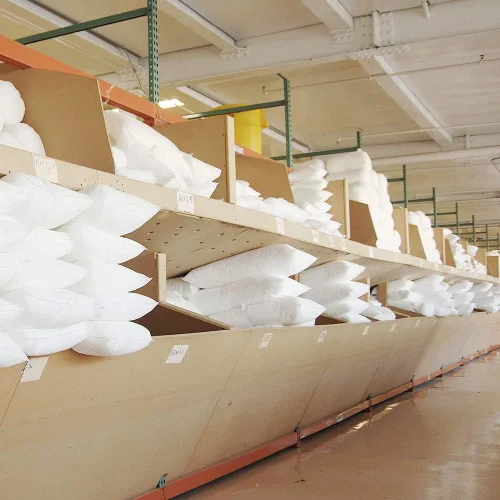 Vista 6 de Almohada cuadrada de 17 x 17 pulgadas, hipoalergénica, de lujo, 100% de plumas pequeñas, funda de algodón 100% batista, nunca envasada al vacío, sin