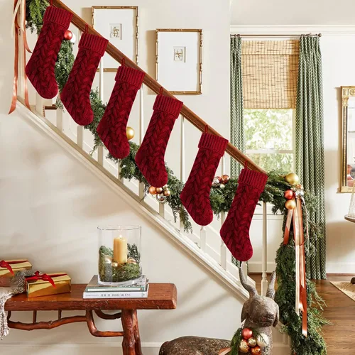 Vista 4 de Paquete de 6, Medias de Navidad de Punto Borgoña Únicas de 18", Estilo 3