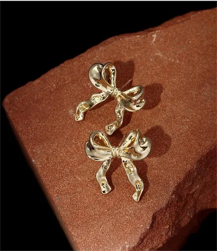 Vista 3 de Aretes de aro pequeños y ligeros con lazo de oro de 14 quilates para mujeres y niñas