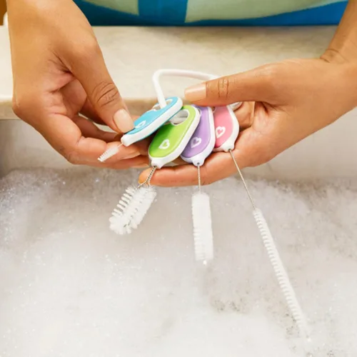 Vista 3 de Munchkin® Details™ Juego de 4 cepillos para limpiar botellas y tazas con llavero