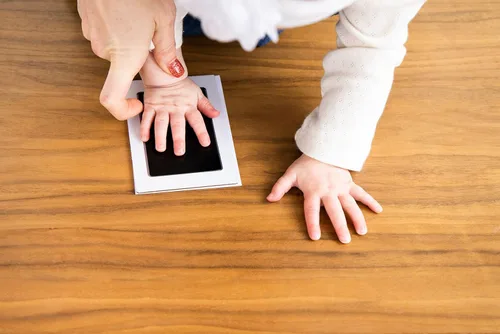 Vista 9 de Kate & Milo Almohadilla de tinta Clean-Touch, kit de impresión de huellas de manos y huellas de bebé, recuerdo de huellas de bebé, regalo