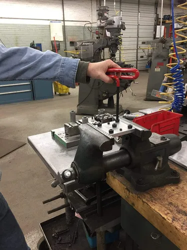 Vista 2 de Llave hexagonal Eklind 54950, 5 mm x 9 pulgadas de largo (los colores pueden variar).