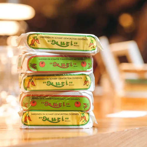 Vista 3 de NURI Sardinas portuguesas en salsa de tomate especiado - Paquete de 10 - (latas de 4.4 onzas)