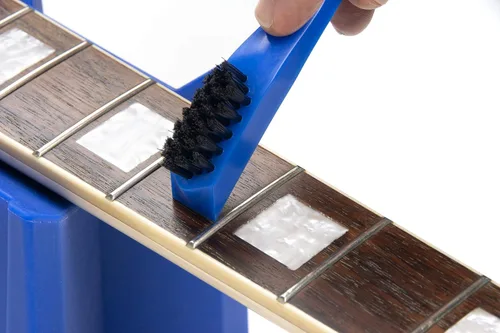 Vista 4 de MusicNomad F-ONE Kit de cuidado para diapasones sin acabado - Aceite, paño, cepillo (MN125)