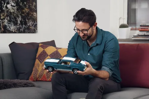 Vista 2 de LEGO Creator Expert Ford Mustang 10265 - Set de construcción - Exclusivo modelo de auto de colección avanzado, con interior detallado, motor V8