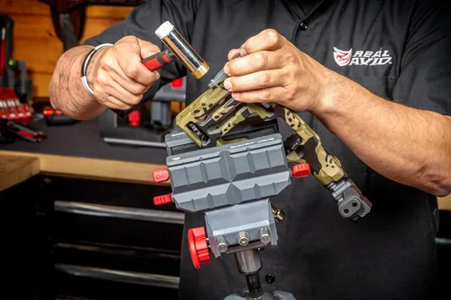 Vista 6 de Real Avid Tornillo de banco giratorio de 360° para un posicionamiento óptimo, aplicaciones versátiles, tornillo de banco de 5 pulgadas de ancho