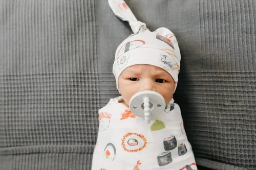 Vista 5 de Gorro de bebé con nudo superior elástico suave "Baja" por Copper Pearl